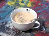 Sommer, 30C, gefrorener Kaffee schmilzt in Milch.